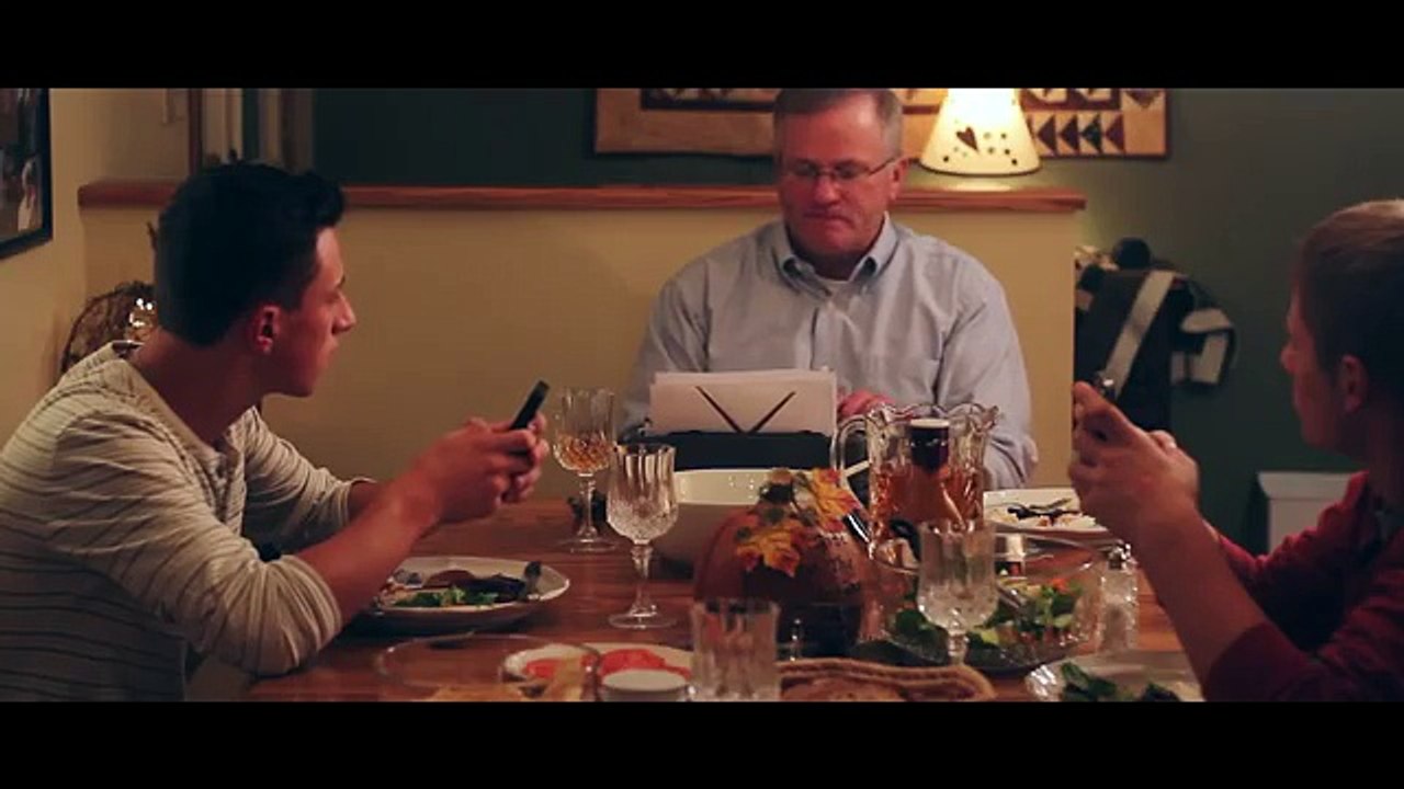 Ses ados ne lâchent pas leur smartphone à table, il leur donne une bonne leçon...