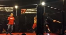 Lutador tenta golpe inusitado e cai de cara no chão