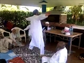 NEW - VIDEO OF MAULANA TARIQ JAMEEL DOING ZIKR and EXERCISE AND TEACHING OTHERS !