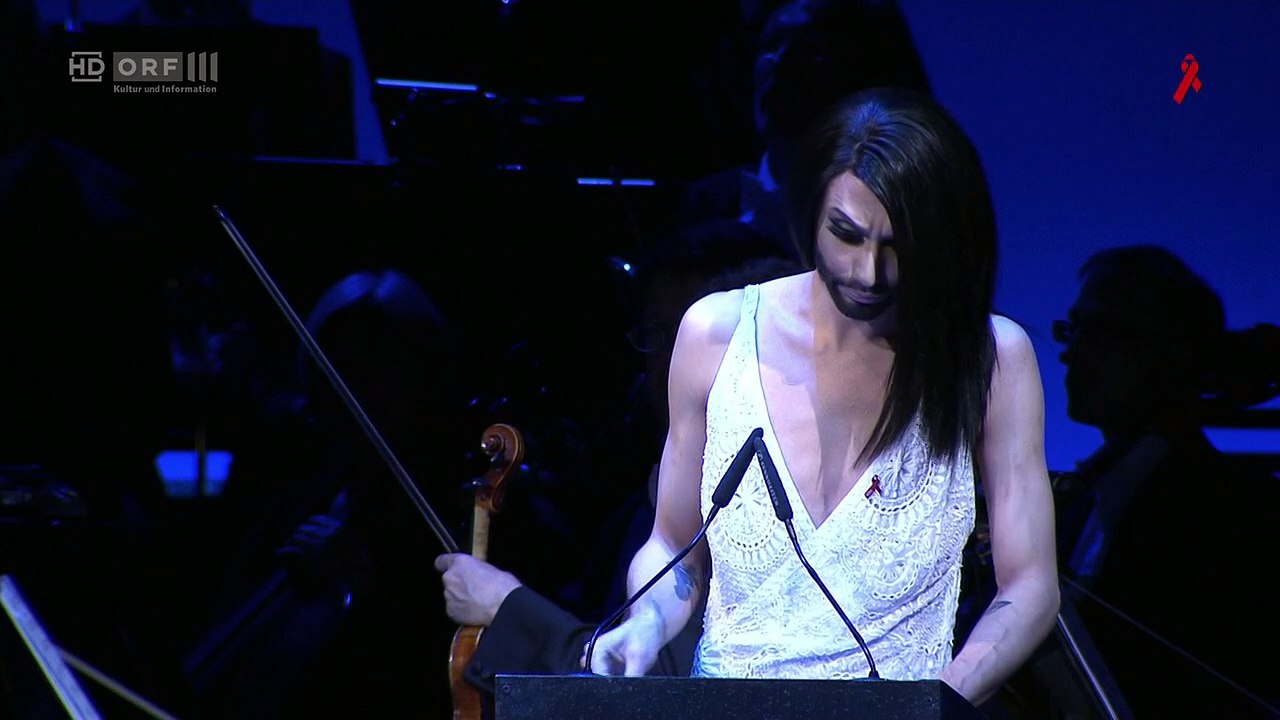 Conchita Wurst 'Alice hinter den Spiegeln'