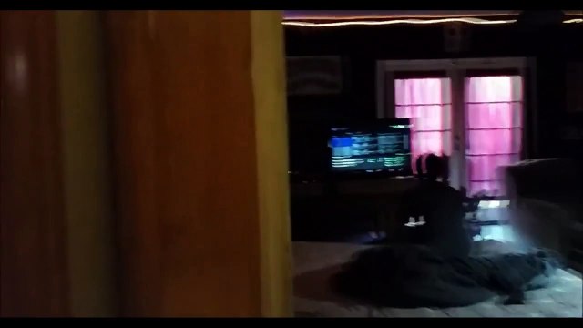 Un père se moque de son fils qui parle à sa Xbox