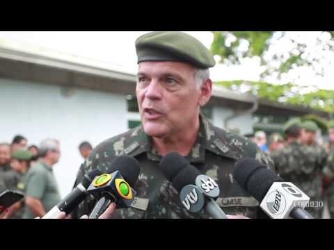 Emoção e homenagens marcam enterro de cabo morto no Rio