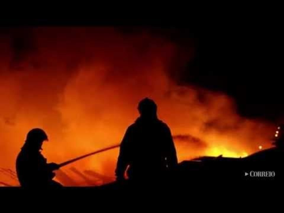 Incêndio em galpão fecha rodovia Viracopos/Vinhedo