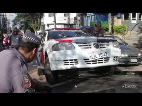 Carro da PM capota no Centro de Campinas