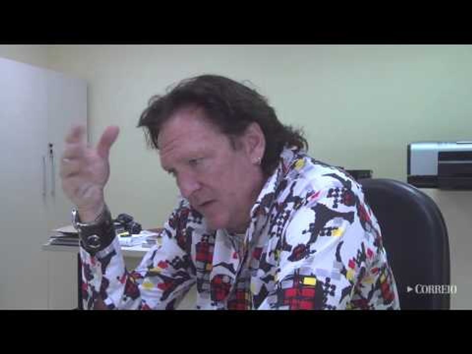 Michael Madsen perde a paciência com mosquito