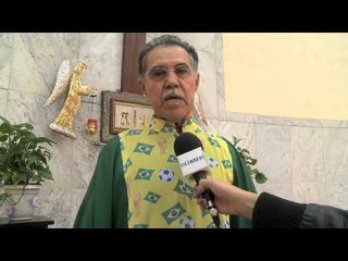 Padre da batina verde e amarela alegra Copa de fiéis