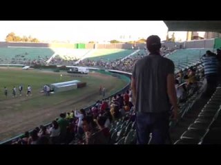 Torcida recepciona jogadores da Nigéria no Estádio Brinco de Ouro