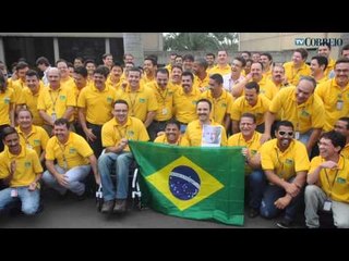 Funcionários fazem homenagem a Felipão