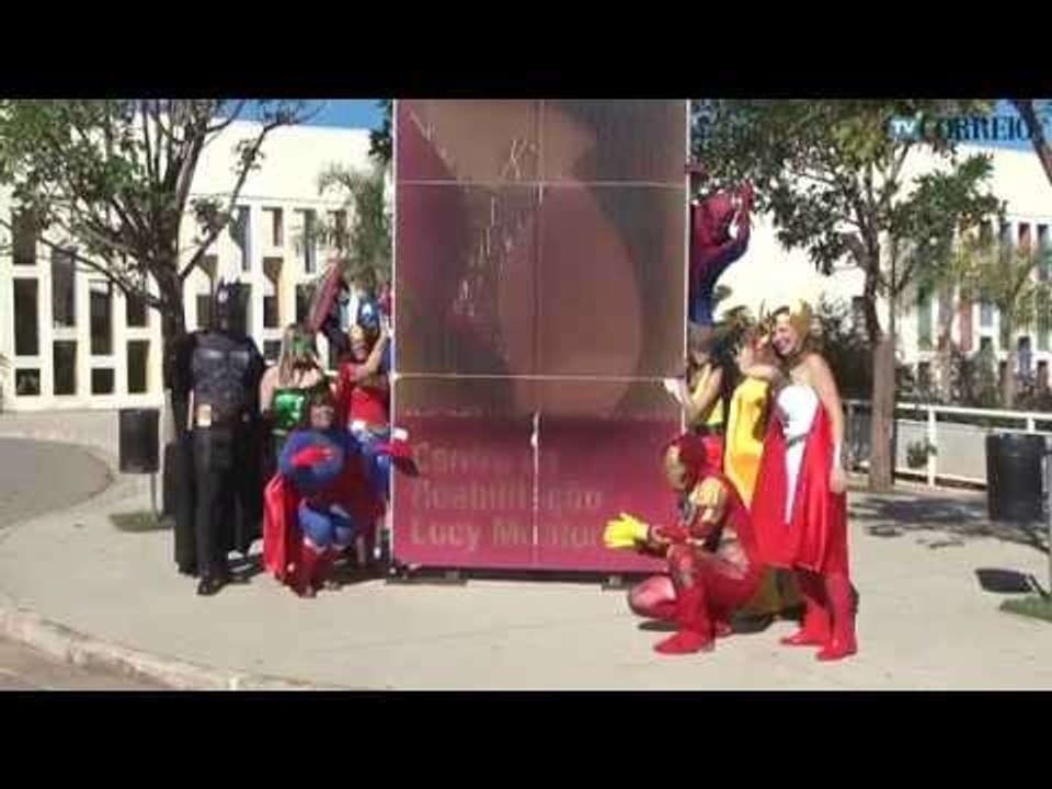 Super-heróis visitam os pacientes do Boldrini