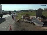 Caminhão tomba na Anhanguera e fere um