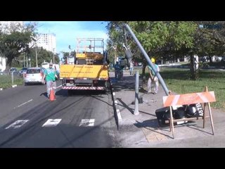 Abril 2013 - Caminhão colide com semáforo na Av. John Boyd