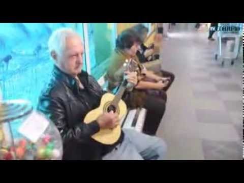 Abril 2013 - Cavaquinho anima compras em supermercados