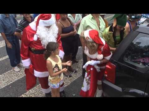 Mamãe Noel distribui presentes no Centro de Campinas