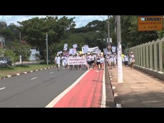 Pais e amigos protestam contra decisão de juiz
