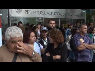 Funcionários públicos em greve se reúnem na Prefeitura