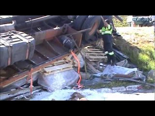 Carreta que transportava amido de milho tomba na D. Pedro