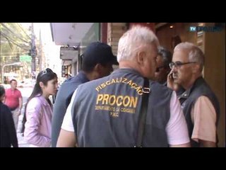 Comerciante discute com fiscais do Procon