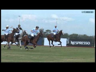 Príncipe Harry joga polo em Monte Mor