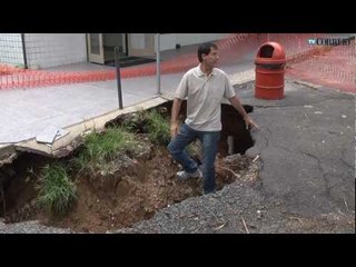 Cratera surge na entrada do Mário Gatti