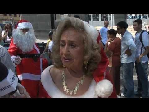 Voluntários distribuem presentes de Natal em Campinas