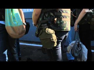 Estudantes fazem exercícios com exército