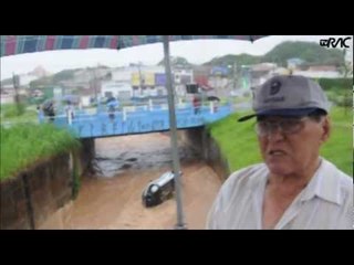 Carro cai em córrego e uma pessoa morre