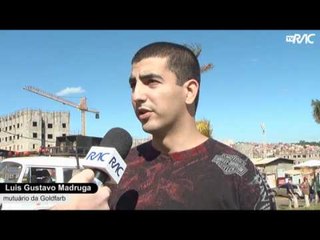 Mutuários de obras embargadas fazem protesto humorado