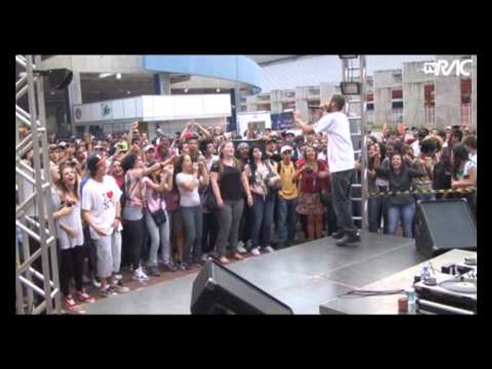 Rapper Emicida faz show em Campinas