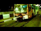 Motociclista bate de frente com ônibus