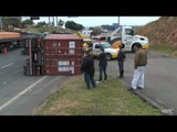 Caminhão carregado com bicarbonato tomba em rodovia