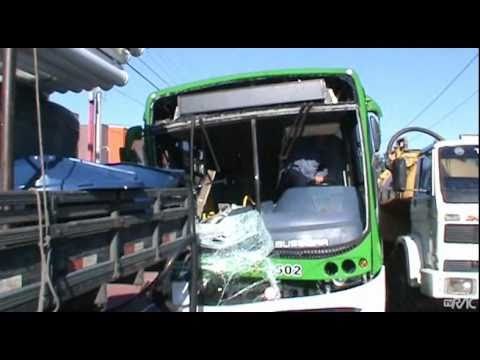 Colisão entre ônibus e caminhão deixa feridos em Sousas