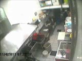 Câmeras flagram assaltante em restaurante