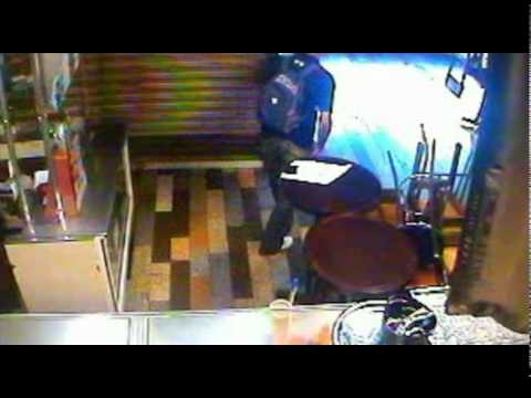 Câmeras de segurança flagram assalto em restaurante