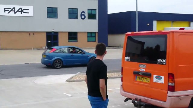 Arkadan itişli Ford Focus RS ile Drift