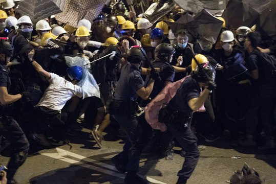 Hongkong : 40 interpellations après de violents affrontements avec la police