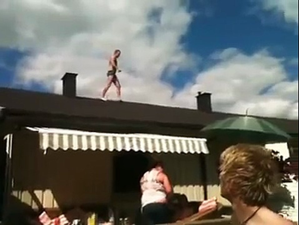 Il plonge dans une piscine pour enfants depuis le toit de la maison