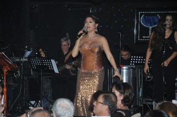 Aşkın Nur Yengi'den Yürek Hoplatan Dekolte