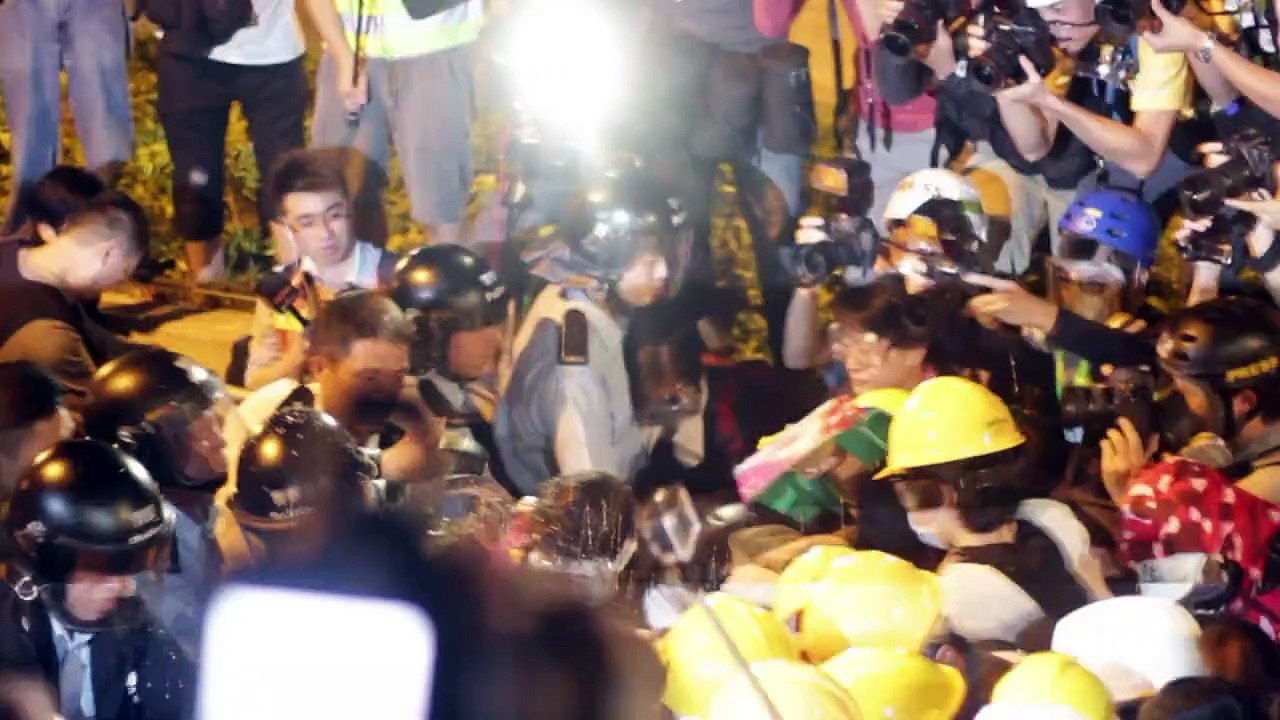 Noite de confrontos em Hong Kong