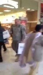 Quand un vrai vétéran de l'armée tombe sur un gars portant un faux costume de vétéran...