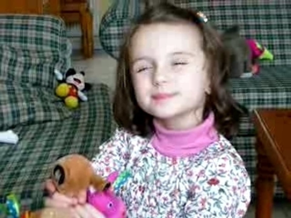 Léna pose pour la photo