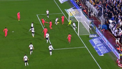 El Valencia condena el botellazo a Messi