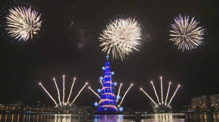 Un gigantesque sapin de Noël flottant inauguré à Rio de Janeiro