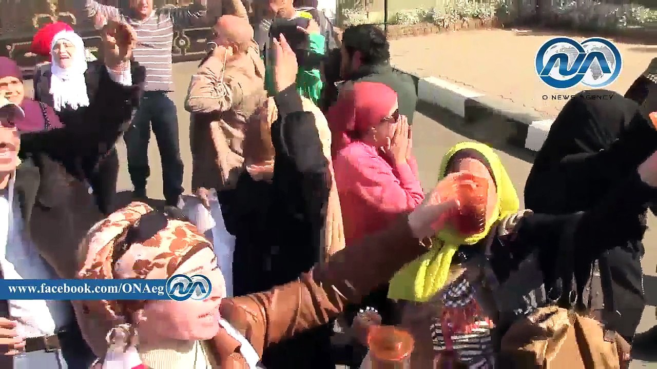 بالفيديو.. أنصار مبارك يطلقون الزغاريد ويوزعون الشربات عقب البراءة أمام "المعادى العسكرى"