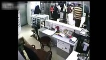 Un mère utilise son fils pour voler la caisse d'un magasin