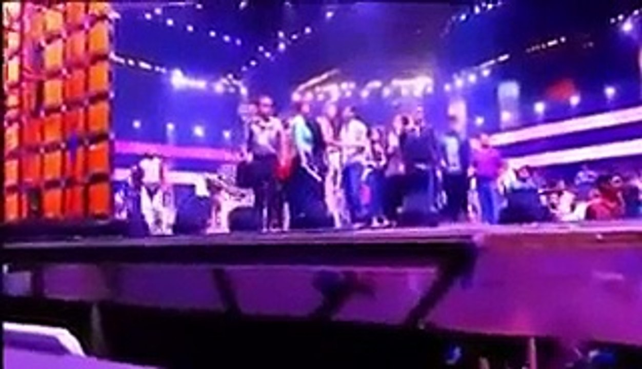 Indian Muslim actress slaped in a live show for wearing short cloths - Video Dailymotion