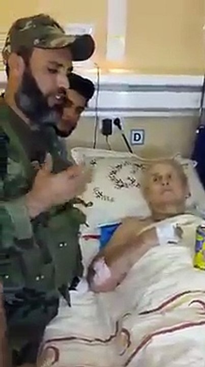 الرهينة الكندي بعد انقاذه من قبل الجيش الليبي . Libyan Army Rescues Canadian Hostage from Ansar Al Sharia in Beloun area of Benghazi