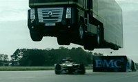 Un camion Lotus saute par-dessus une F1 - ZAPPING AUTO DU 01/12/2014