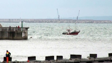 Instalación de pantalanes en el puerto de Candás