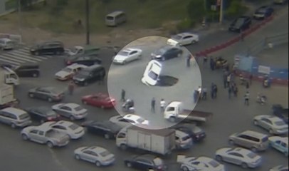 Un "sinkhole" engloutit une voiture sur une route de Chine
