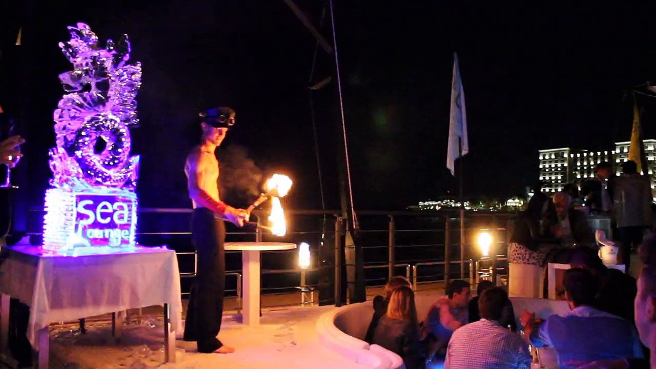 Projecteurs de flammes au Sea lounge à Monaco